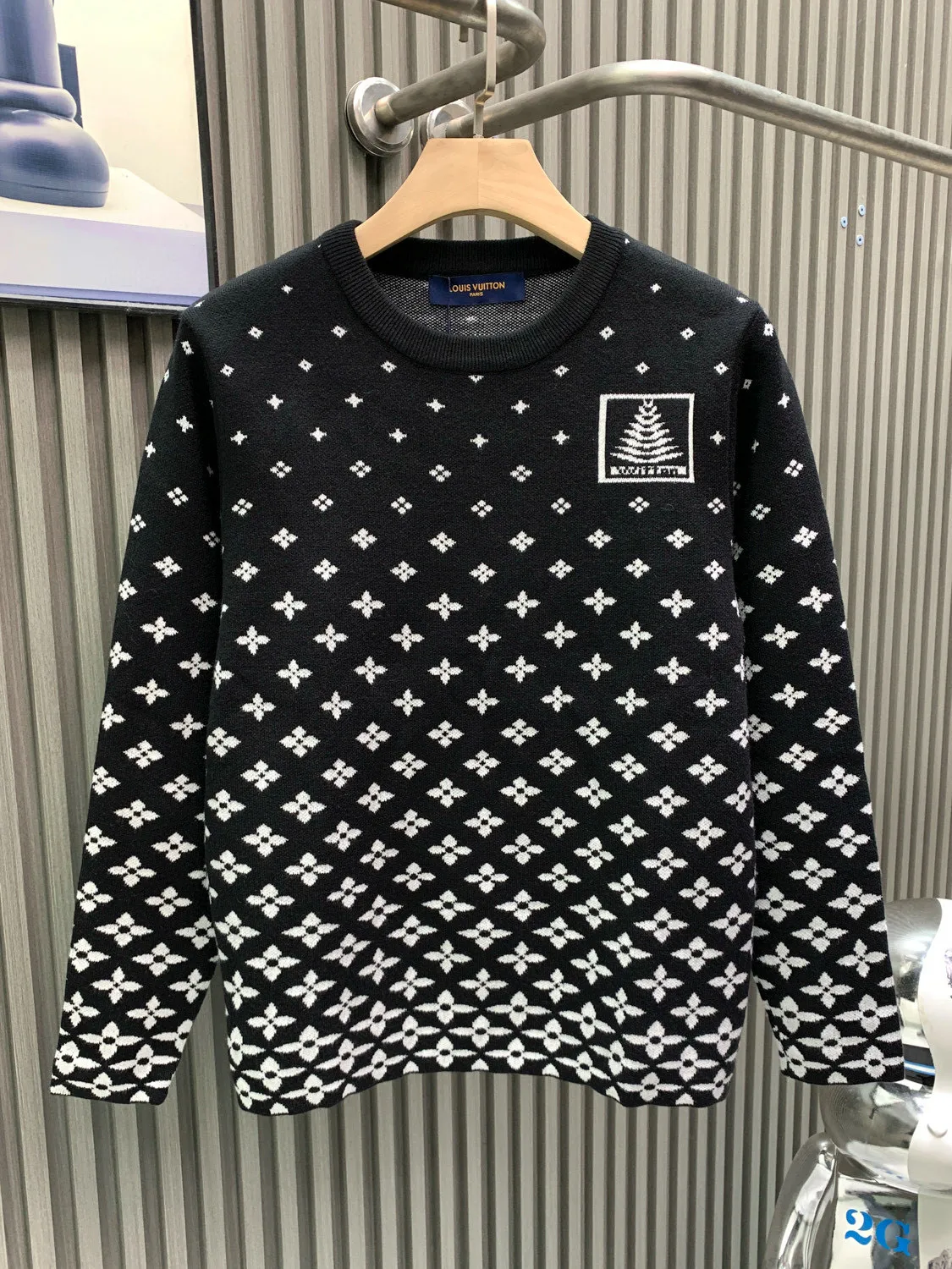 🅿️360 🀄️ Louis Vuitton Louis Vuitton 1v25fw autumn and winter new ski Christmas wear knitted pullover Gradient snowflake fir tree pattern new snowflake gradient knitted long sleeve This long sleeve adopts an original pattern design, full of modern flavor This charming organic cotton uses an elegant jacquard weave. A delicate gradient effect snowflake pattern is printed on a black background. The signature and fir tree appliqué on the back complete it.